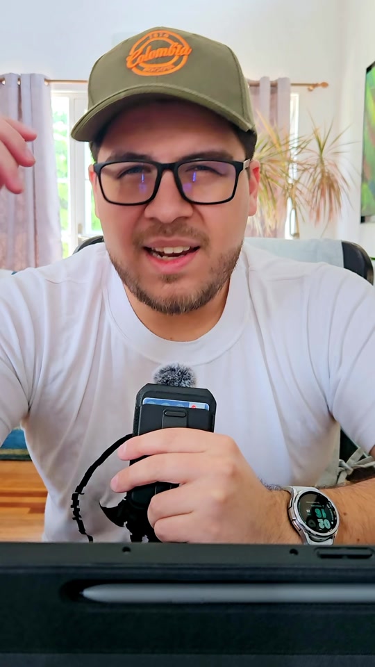 Pablo filming his TikTok about a year in the Samsung ecosystem
